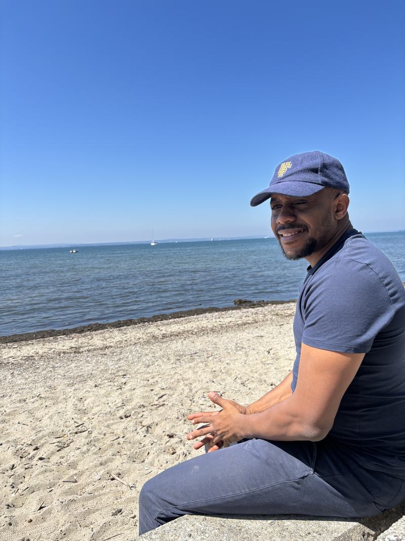 Okey sitting on the shore at Konstanz, looking out over the lake